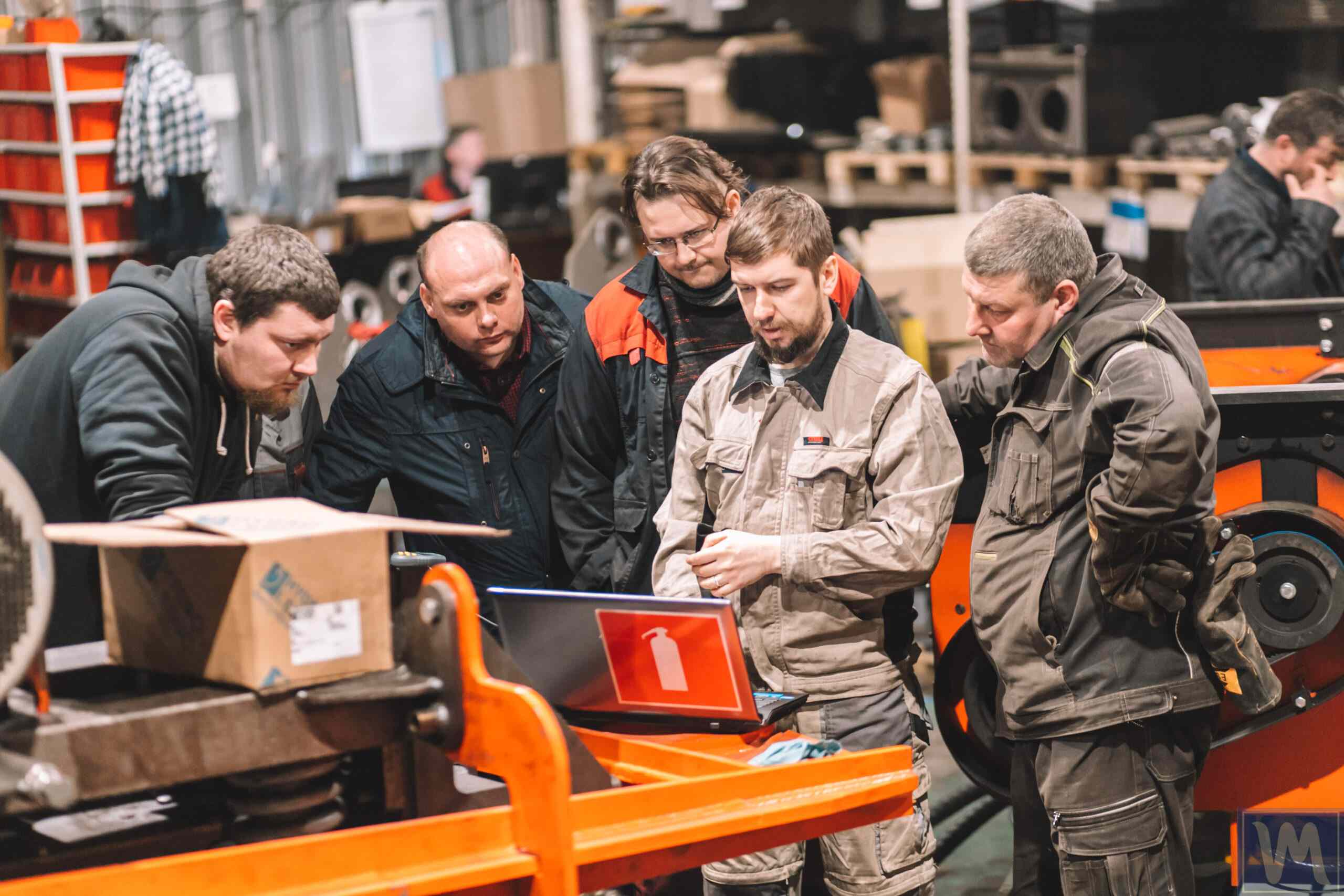 Um engenheiro a dar formação a um cliente sobre a utilização do dispositivo de equilíbrio Balanset-1A.